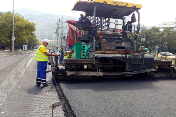 Изпълняват асфалтови работи на бул.“България“