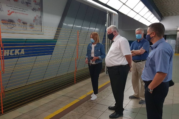 Автоматични преградни врати са монтирани на метростанциите „Опълченска“ и „Стадион 