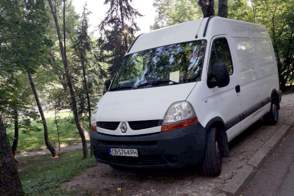 Служители на Столичния инспекторат проверяват за  неправилно паркиране в зелени площи