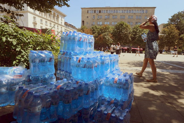 Столичната община организира раздаване на минерална вода