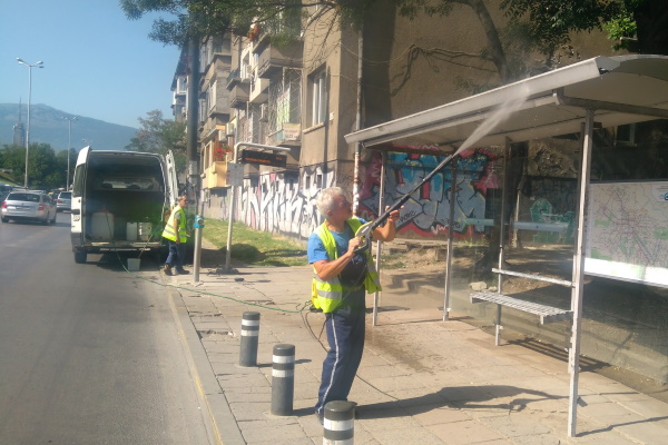 ЦГМ продължава с лятна акция по почистване на спирките