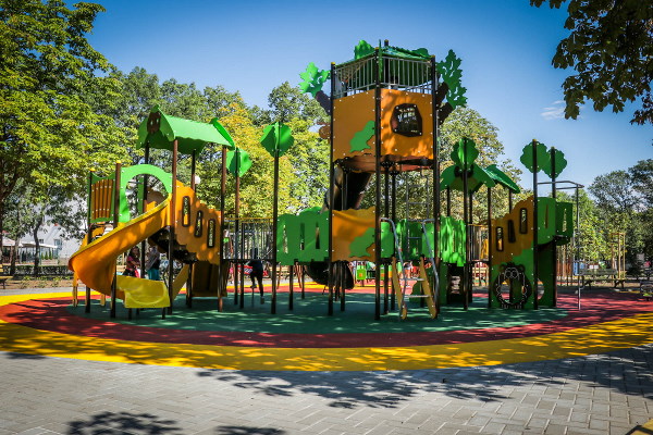 От днес е отворена детската зона в парк „Дружба“