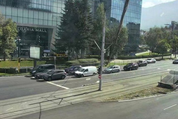 На бул. „България“ е обособена втора лента за ляв завой към бул. „Тодор Каблешков“ в посока бул. „Цар Борис III”