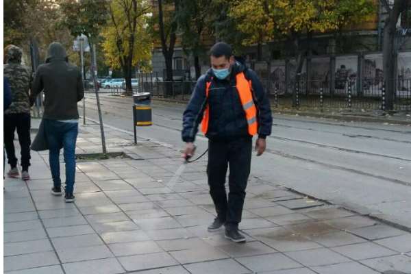 Продължава извършването на дезинфекция на обществени места