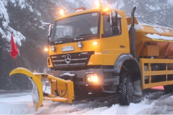185 снегопочистващи машини обработват улици и булеварди срещу заледяване