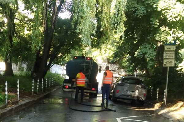 Днес се мият улици, булеварди и пътни знаци в 9 района на София