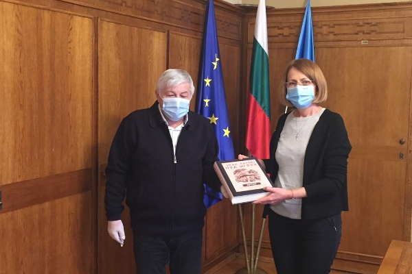 Ученици от столично училище преписаха „Под игото“ на ръка