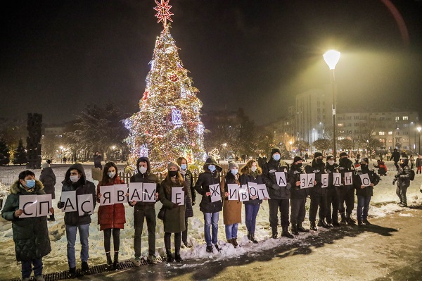 Посланието „Спасяваме живота заедно“ отправиха медици от COVID отделенията в общинските болници в столицата при запалването на светлините на коледната елха на София