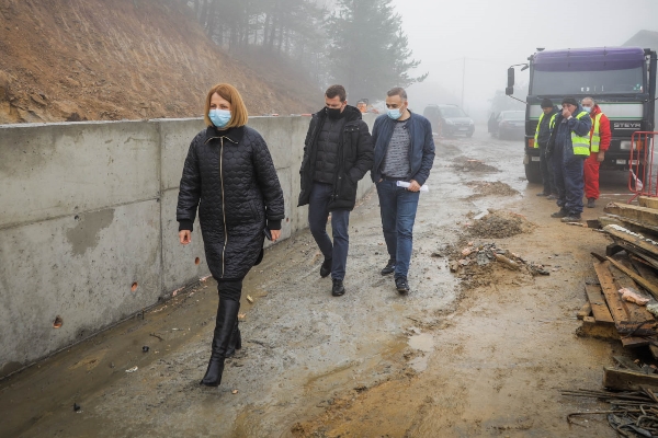 Кметът на София Йорданка Фандъкова провери строителството на подпорна стена при входа на Мърчаево