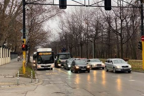 Бус лента е обособена на бул. “Евлоги и Христо Георгиеви“