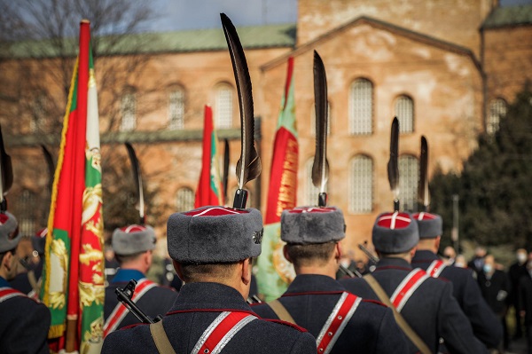Осветиха бойните знамена и знамената светини в София