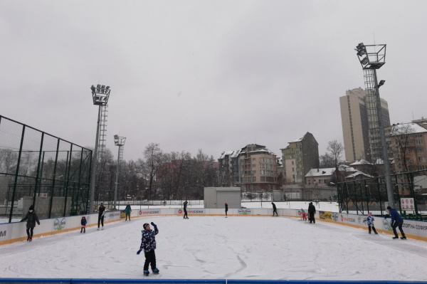 Зимната пързалка в парк 