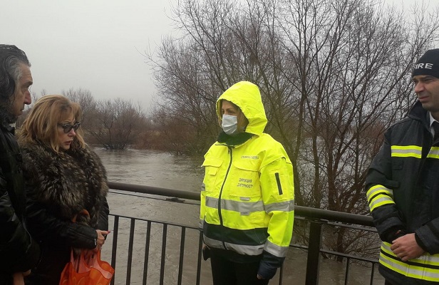 Кметът на София Йорданка Фандъкова проверява на място ситуацията в Нови Искър във връзка с обилните валежи