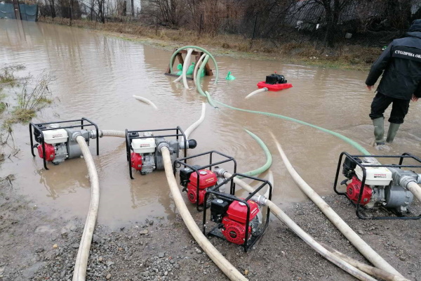 Аварийните екипи работят по отводняването на улици, дворове и къщи