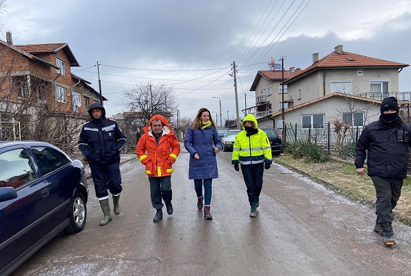 Кметът Фандъкова провери работата на аварийните екипи в засегнатите от наводнението райони и възложи да започнат огледи на нанесените щети