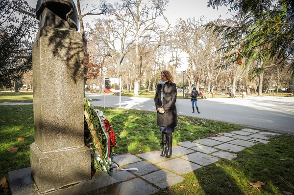 Кметът Йорданка Фандъкова поднесе цветя на паметника на Христо Ботев в 