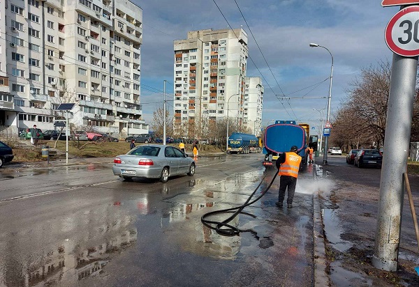 Продължава миенето на пътните платна в София
