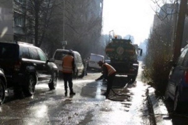 Извършва се миене на улици и булеварди