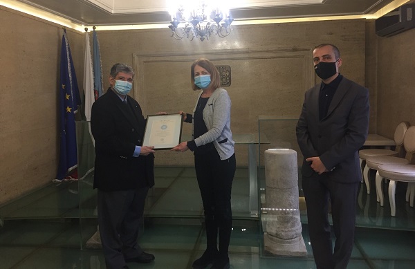 Кметът Фандъкова връчи грамота на д-р Максим Бенвенисти