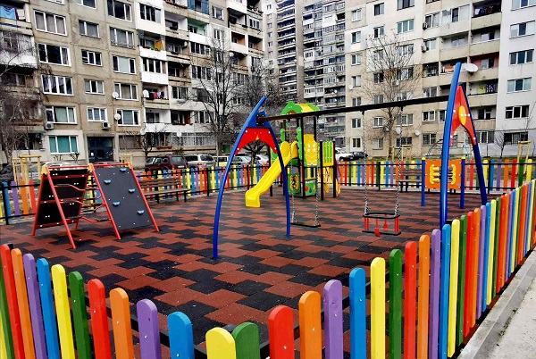 Три нови детски площадки радват децата от „Люлин“