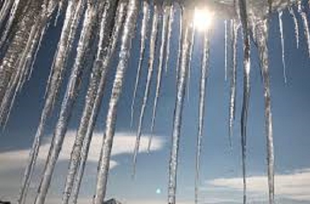 Аварийните екипи на Столична община премахнаха висулки от надлези в града