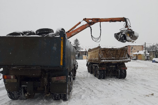 Премахнати са неправомерно оставени гуми до стадион 