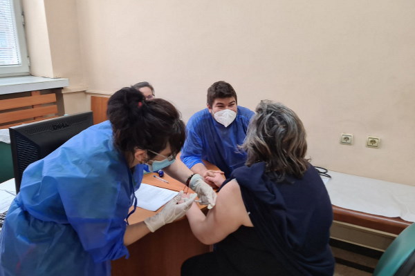 Започна извършването на масова ваксинация в три общински многопрофилни болници и в 12 ДКЦ