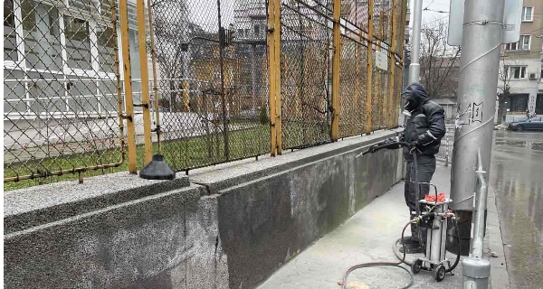 Столичният инспекторат премахва  надписи от оградата на Първа Английска гимназия