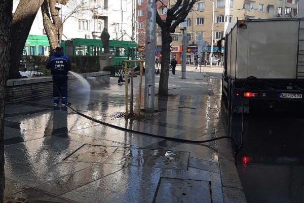 Над 15 екипа извършват миене на столичните улици