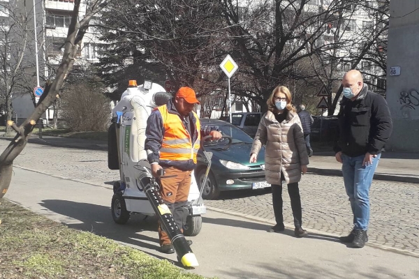 Електрически машини за почистване на тротоари работят пилотно в София