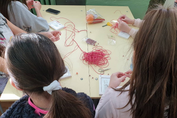 Деца от 47. СУ „Христо Данов“ ще зарадват с ръчно изработени мартеници потребители на топъл обяд и военноинвалиди в София