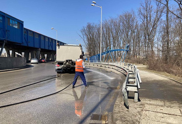 Продължава миенето на столичните булеварди