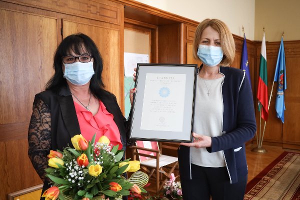 Кметът Йорданка Фандъкова връчи грамота на ватманката Дафинка Димитрова