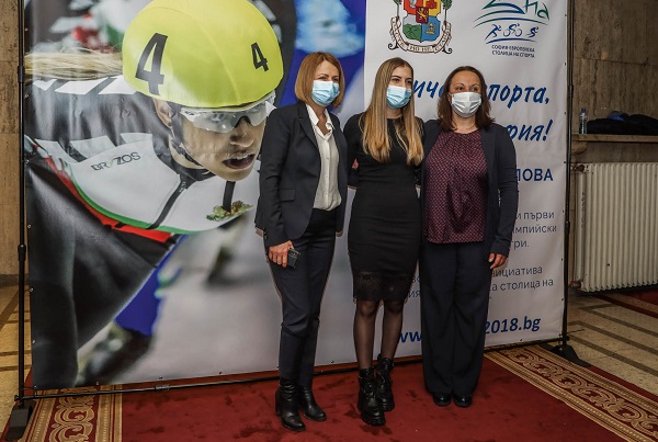 Кметът Фандъкова връчи приз на Катрин Маноилова – новото лице на „София – евростолица на спорта“