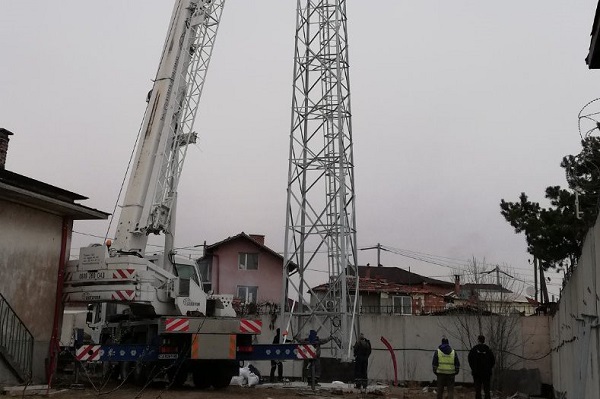 С 24-метрова кула следят за горене на отпадъци на открито