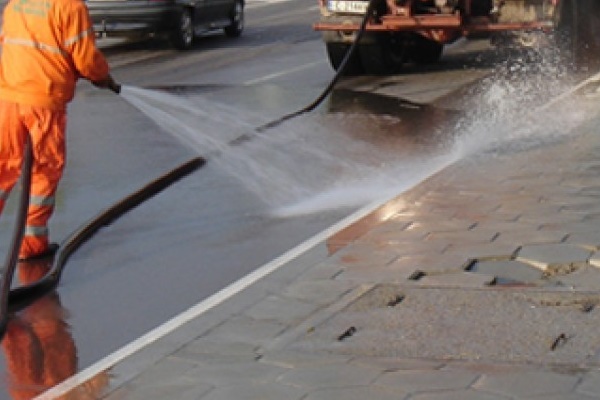 Фирмите, ангажирани с почистването на София, мият столични улици  и булеварди