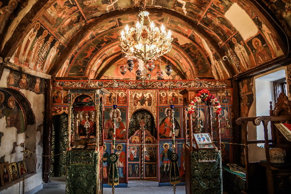 Реставриран е иконостасът на Курилския манастир „Св. Иван Рилски“