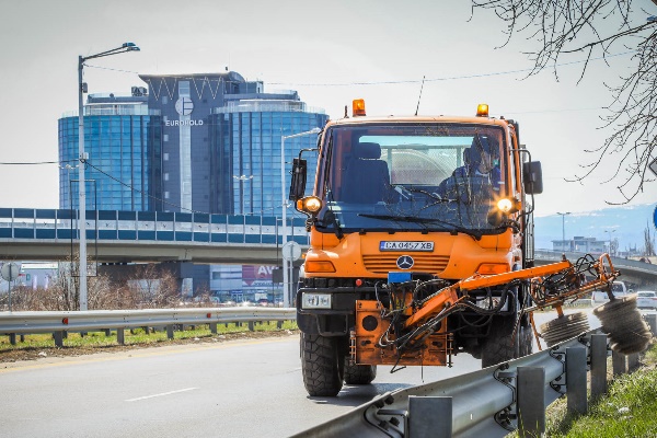 Продължава миенето на столичните булеварди и улици, мантинели и шумоизолиращи стени в София