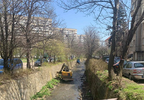 Столичната община почиства коритата на реките