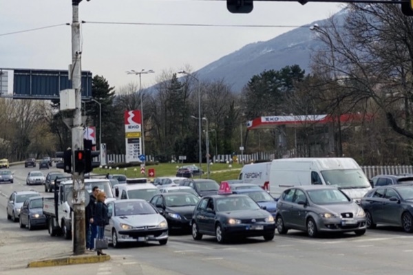 Нова организация на движение на бул. “Никола Петков“ увеличава пропускателната възможност