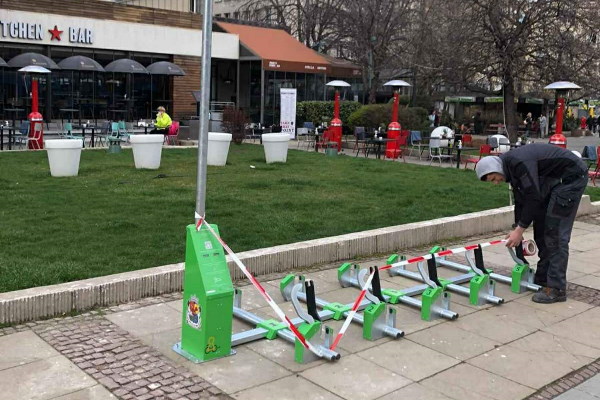 Стойки за велосипеди с иновативно заключване са поставени на три локации в София