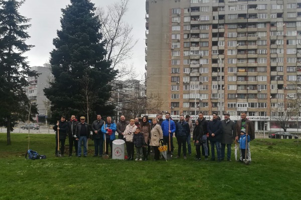 Преподаватели от Юридическия факултет към УНСС засадиха дървета в Южен парк