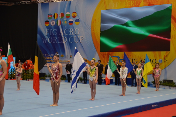 Зам.-кметът Дончо Барбалов приветства участниците в Световната купа по акробатика