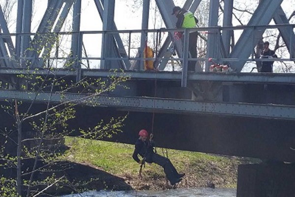 Аварийните екипи на общината почистват от паднали дървета р. Искър