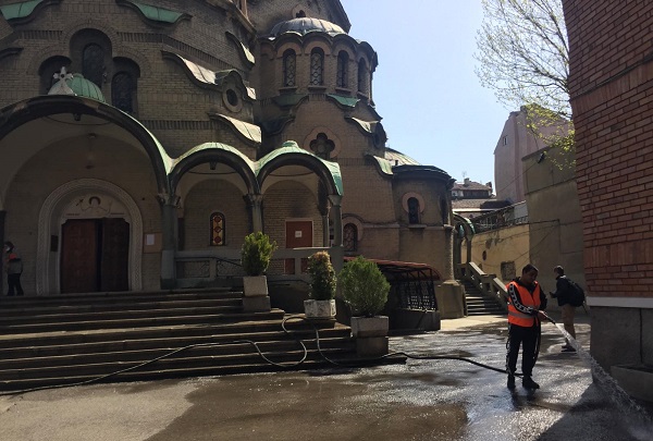 Столична община извършва миене на пространствата около православните храмове