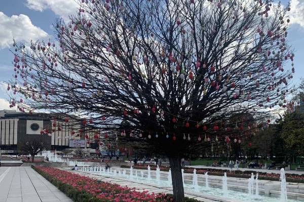 Украсиха дърво с 1000 декоративни яйца за Великден