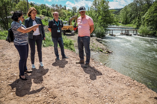 Кметът Фандъкова провери дейностите по почистване на река Искър