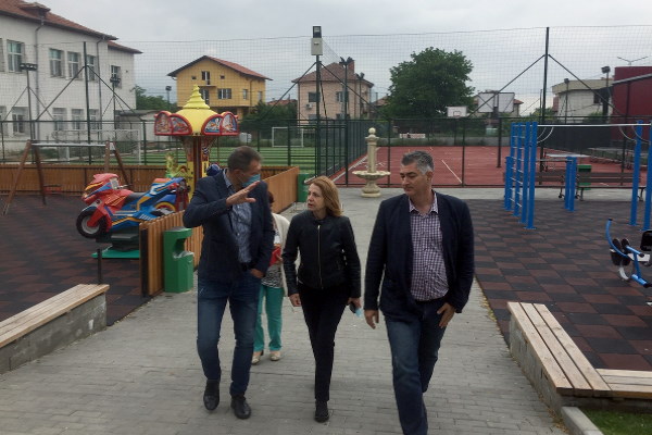 Кметът Фандъкова провери изграждането на тротоари в с. Мрамор