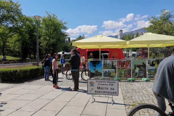Близо 500 души се ваксинираха днес в мобилните пунктове в столичните паркове