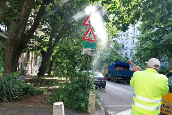 Мият улици и пътни знаци в кварталите